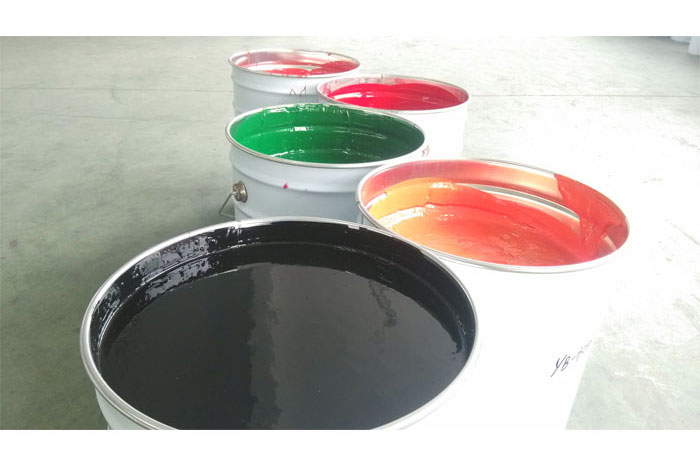 Aplikasi atap datar foamed polyurethane kedap air dan isolasi termal ditambah semprotan cat warna PU sebagai lapisan pelindung.